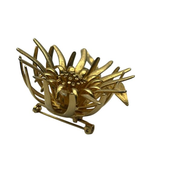 Beautiful Vintage Gold Tone Flower Brooch and CORO Clip-on earring set - Picture 6 of 10